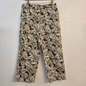 NWOT Villager by Liz Claborne Stretch Capri Lightweight Pants w/ leaf pattern